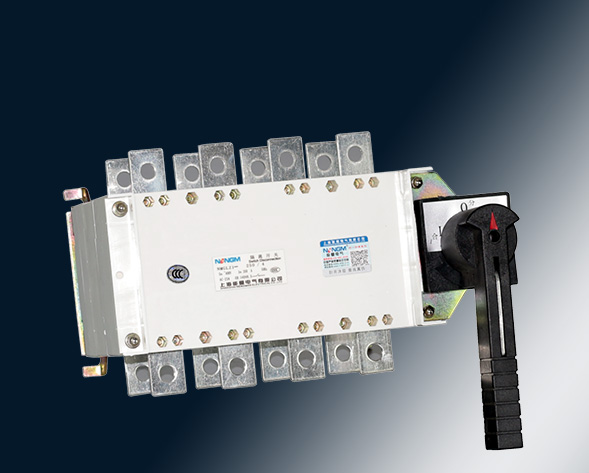 NMGLZ1-63A~3150A轉換隔離開關（雙投開關）上下組合運用于兩條低壓電路切換或者兩個負載設備的轉換或安全隔離等。…